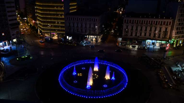 Στα χρώματα της Ουκρανίας το συντριβάνι της Ομόνοιας - Το μήνυμα του Κώστα Μπακογιάννη [εικόνες]