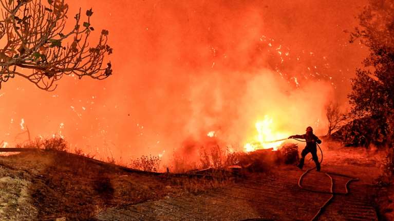 Η τραγική ιστορία των δύο φίλων που κάηκαν στο Ξυλόκαστρο: Ετρεξαν να βοηθήσουν, δεν άκουσαν τους πυροσβέστες [βίντεο]