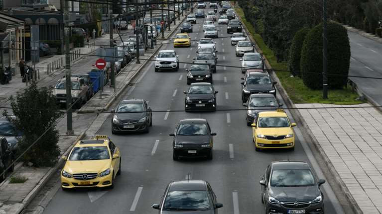 Μποτιλιάρισμα στην Κηφισίας - Έπεσαν μπάζα από φορτηγό στο ύψος του Αμαρουσίου