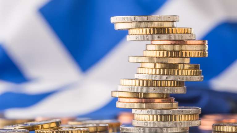 Το σχέδιο για ταχύτερη μείωση του χρέους φέρνει νέες αναβαθμίσεις της ελληνικής οικονομίας