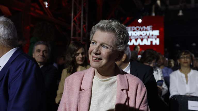 Ελενα Ακρίτα: &quot;Ήττα βαριά&quot; αλλά &quot;με τον Αλέξη&quot;: Αυτοκριτική και στήριξη σε Τσίπρα μετά την συντριβή του ΣΥΡΙΖΑ