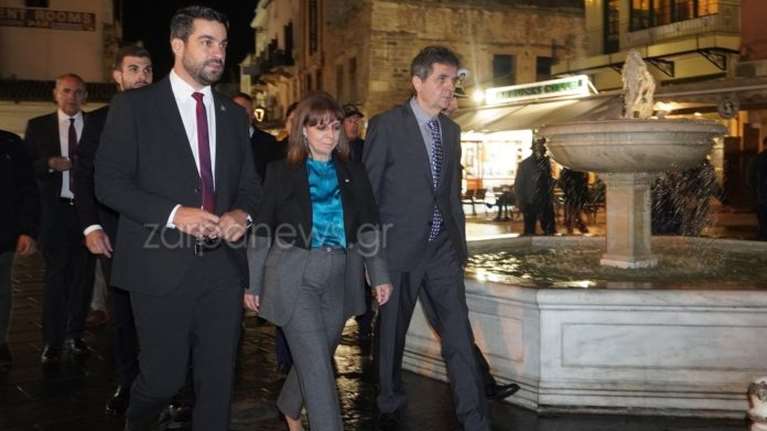 Η βόλτα με τα πόδια της Κατερίνας Σακελλαροπούλου στο Ενετικό Λιμάνι των Χανίων [εικόνες]