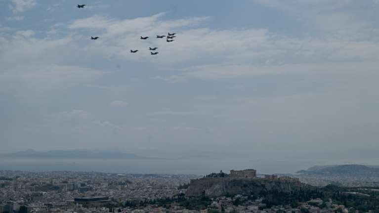 Νατοϊκά μαχητικά πάνω από την Ακρόπολη: Δείτε τις φωτογραφίες από τη συμβολική πτήση Rafale και F-16