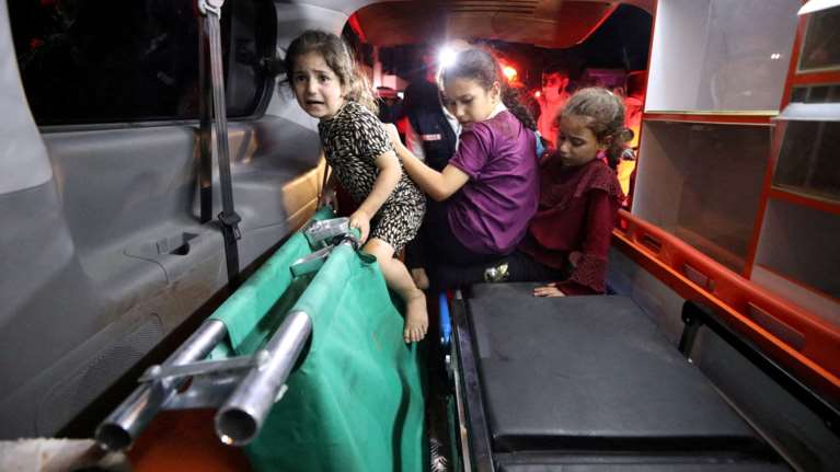 Οργή και διεθνείς αντιδράσεις μετά τον βομβαρδισμό νοσοκομείου στη Γάζα - Αλληλοκατηγορούνται Ισραήλ και Χαμάς