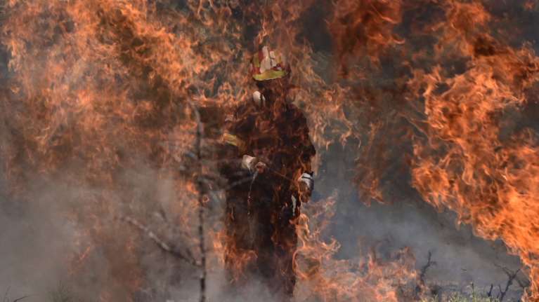 Φωτιά στην Αττική: Πάνω από 40 αναζωπυρώσεις έχουν καταγραφεί από τις πρώτες πρωινές ώρες