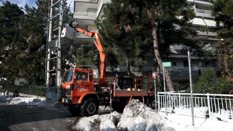 Αττική- Διακοπές ρεύματος: Νέες υποσχέσεις ότι θα αποκατασταθεί το σύστημα έως τις 9-10 το βράδυ
