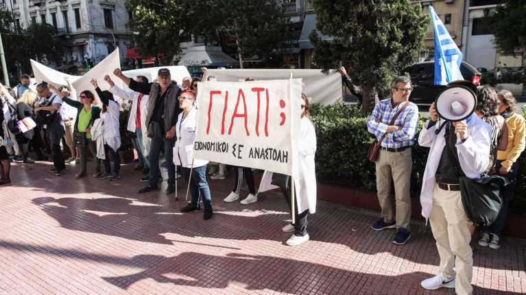 Ανεμβολίαστοι υγειονομικοί: Επιστροφή με δύο τεστ την εβδομάδα και μάσκα θέλει η Επιτροπή - Άγνωστη η &quot;τύχη&quot; των γιατρών