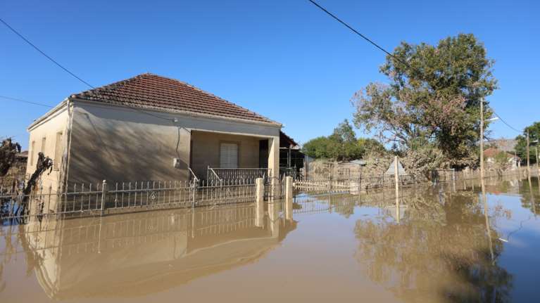 Τρέχουν και δεν φτάνουν στη Θεσσαλία λόγω της νέας κακοκαιρίας: Στήνουν αναχώματα, καθαρίζουν ρέματα