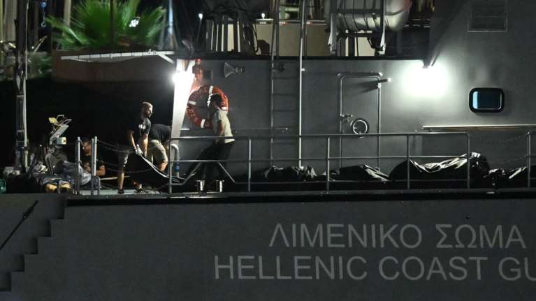 Ναυάγιο στην Πύλο: Πληροφορίες ότι έλυσαν το σχοινί που τους πέταξαν - &quot;Καμία προσπάθεια πρόσδεσης&quot;, λέει το Λιμενικό