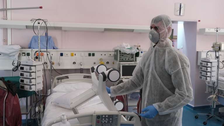 Συγκινητικό: 85χρονος βγήκε από τη ΜΕΘ τη μέρα που έκλεισε 60 χρόνια γάμου [Βίντεο]