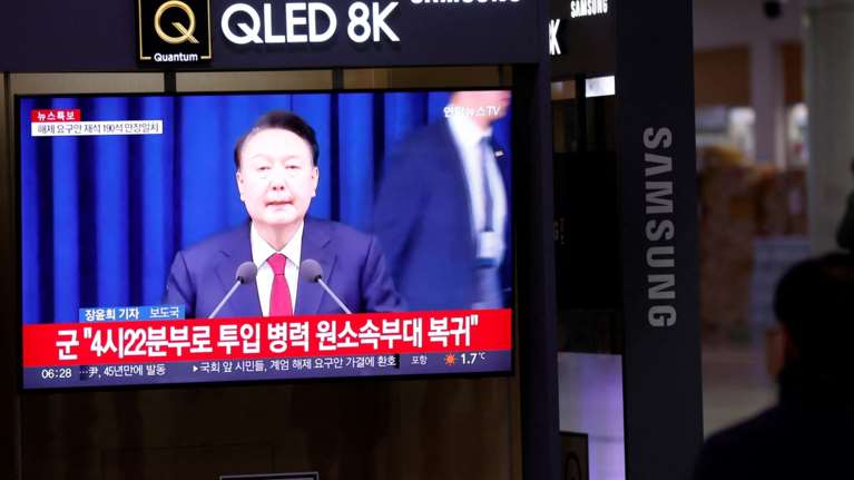 Χάος στη Ν. Κορέα μετά το φιάσκο με τον στρατιωτικό νόμο: Αντιπολίτευση και διαδηλωτές ζητούν από τον Πρόεδρο να παραιτηθεί