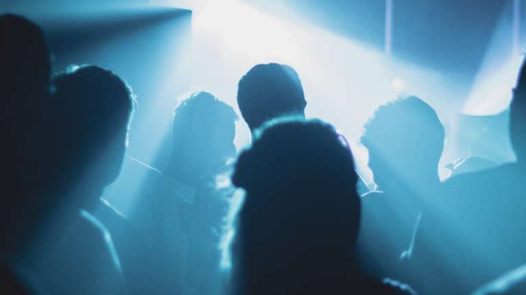 Μύκονος: Πώς η ΕΛΑΣ διέλυσε το κορονοπάρτι των 500 ατόμων με καλεσμένους ασθενείς