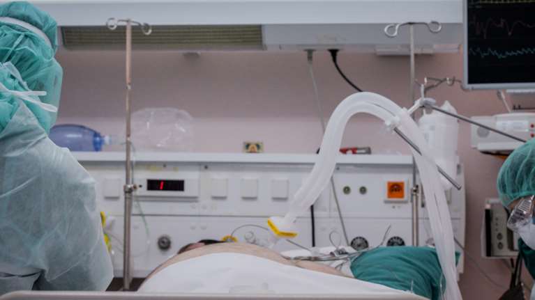 Κορονοϊός: 1.262 νέα κρούσματα και 50 θάνατοι – Στους 656 οι διασωληνωμένοι