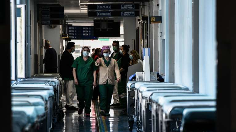 Ξεμένουν από δυνάμεις τα νοσοκομεία - Και χειρουργικές κλίνες μετατρέπονται πλέον σε ΜΕΘ Covid