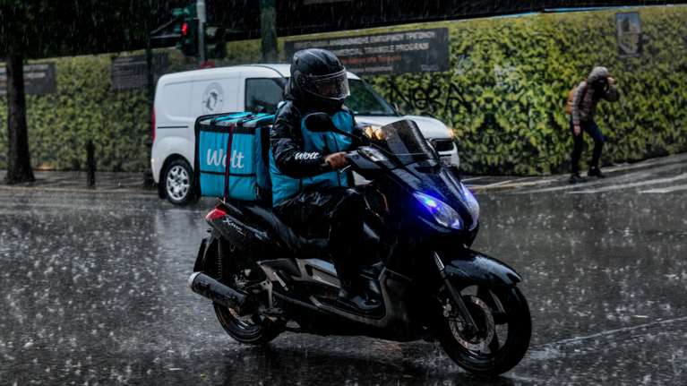 Κακοκαιρία Byron: Μέτρα για τους εργαζόμενους που δουλεύουν σε εξωτερικούς χώρους - Τι ισχύει για τα delivery