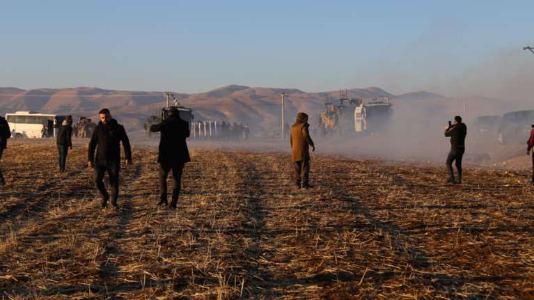 Τουρκία: Δακρυγόνα και πυροβολισμοί στις κηδείες των Κούρδων που δολοφονήθηκαν στο Παρίσι - Μπλόκο στους φιλοκούρδους