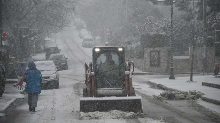 Κακοκαιρία &#39;&#39;Barbara&#39;&#39;: Πυκνή χιονόπτωση στο Διόνυσο -  Στα &#39;&#39;λευκά&#39;&#39; Πάρνηθα, Βίλια και Ιπποκράτειος Πολιτεία [βίντεο]