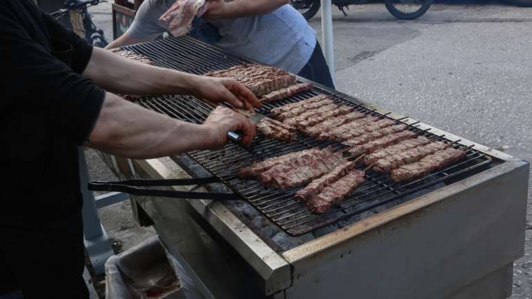 Με τι καιρό θα γιορτάσουμε την Τσικνοπέμπτη - Πού και πότε θα έχουμε βροχές και καταιγίδες