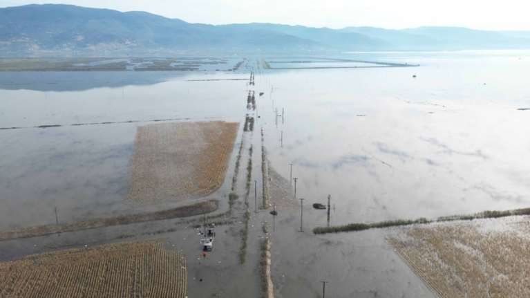 Απέραντη λίμνη έγιναν τεράστιες εκτάσεις με καλλιέργειες στη Λάρισα [εικόνες - βίντεο]