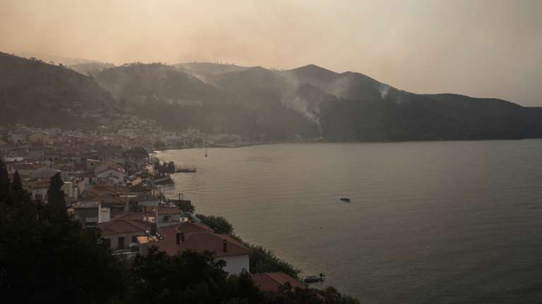 Φωτιά στην Εύβοια: &quot;Ο δήμος Ιστιαίας περιμένει να ζήσει το ολοκαύτωμά του&quot; - Έκκληση του Δημάρχου για εναέρια μέσα