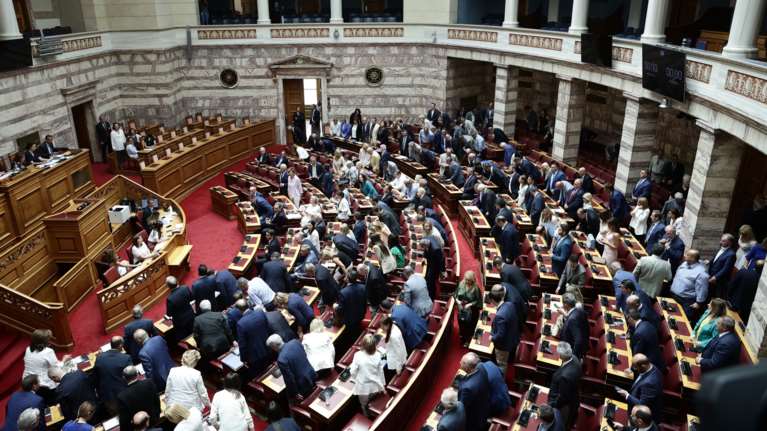 Εκπλήξεις στη Βουλή: Ψηφίζει τις αυξήσεις σε εργαζόμενους και συνταξιούχους ο ΣΥΡΙΖΑ, καταψηφίζει επι της αρχής το ΠΑΣΟΚ