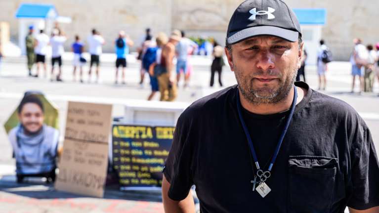 Τέμπη: Συνεχίζει την απεργία πείνας και δίψας ο πατέρας του 22χρονου Ντένι στο Σύνταγμα