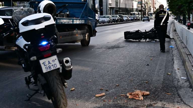 Τροχαίο στη Συγγρού: Μηχανή παρέσυρε πεζό - Δύο τραυματίες και... πίτσες στο οδόστρωμα [βίντεο]