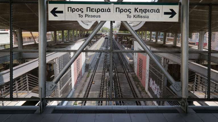 Επιθέσεις κατά ανηλίκων στον σταθμό ΗΣΑΠ Ειρήνη - Ενας 15χρονος στο νοσοκομείο