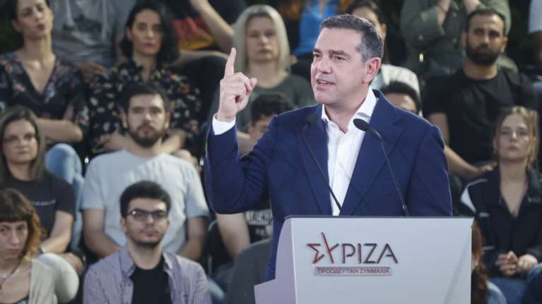 Αριστερή στροφή από Τσίπρα: Κραδαίνει ως κίνδυνο τις 180 έδρες για τη ΝΔ και τις διαρροές σε μικρότερα κόμματα