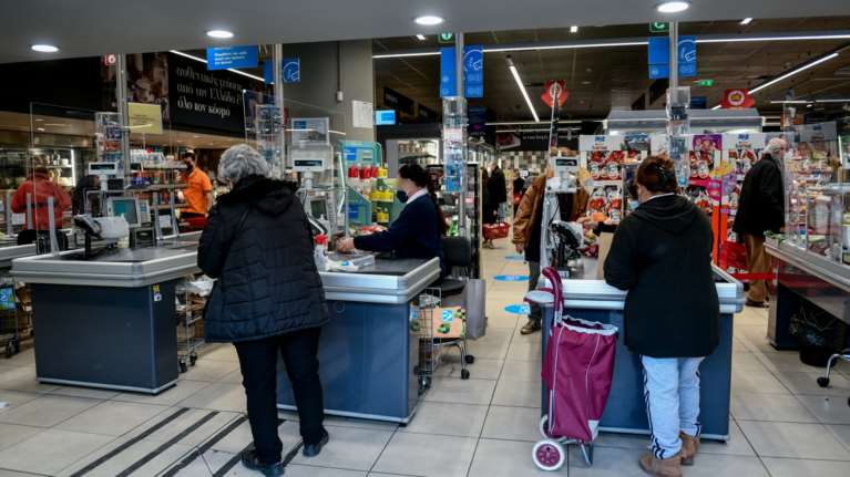 Ένας στους δύο καταναλωτές μειώνουν τις αγορές τους για βασικά αγαθά - Ερευνα ΙΕΛΚΑ