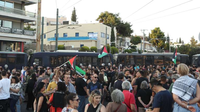 Διαδήλωση στην πρεσβεία του Ισραήλ: ΠΑΜΕ, εργατικά συνδικάτα, φοιτητές και μαθητές φώναξαν συνθήματα υπέρ της Παλαιστίνης