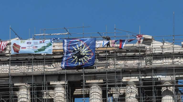 Ακρόπολη: Κατέβηκε ο άντρας που είχε σκαρφαλώσει στην κορφή του Παρθενώνα - Έμεινε εκεί σχεδόν 8 ώρες