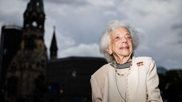 &quot;Μιλώ για όσους δεν τα κατάφεραν&quot;: Πέθανε η Μάργκοτ Φριντλέντερ - Από τις πιο γνωστές επιζήσασες του Ολοκαυτώματος