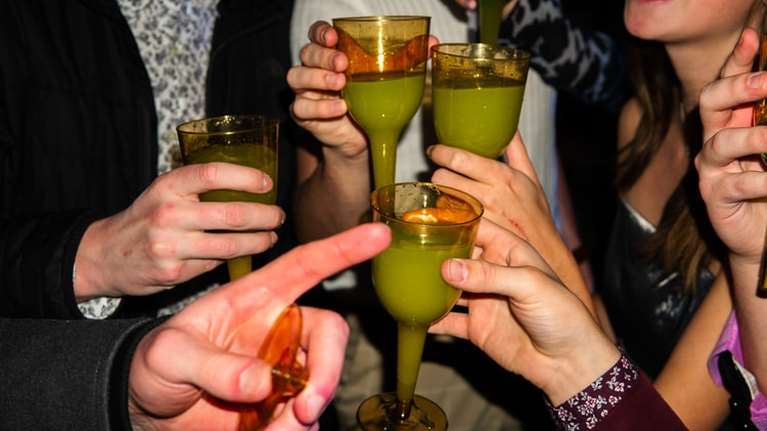 Χάπι βιασμού: Το επικίνδυνο βαρύ υπνωτικό - Τι προκαλεί στο θύμα και πόση ώρα διαρκεί η επίδρασή του [Βίντεο]