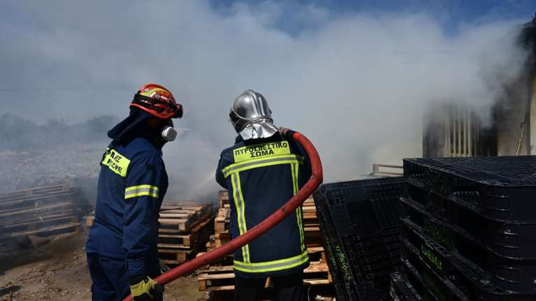 Φωτιά στη Σουρωτή Θεσσαλονίκης: Μήνυμα 112 &quot;παραμείνετε σε ετοιμότητα&quot;, σηκώθηκαν εναέρια μέσα