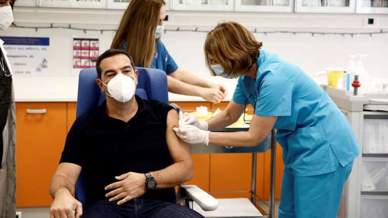 Αλέξης Τσίπρας: Εμβολιάστηκε στον Ευαγγελισμό με αιχμές - Ζήτησε να μην υπάρχουν κάμερες [εικόνες - βίντεο]