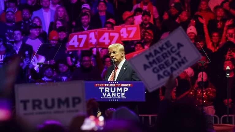 Τραμπ: &quot;Θα σταματήσουμε την εισβολή των παράνομων μεταναστών&quot; - Ο Μασκ υπόσχεται να κάνει τις ΗΠΑ &quot;ισχυρές για αιώνες&quot;