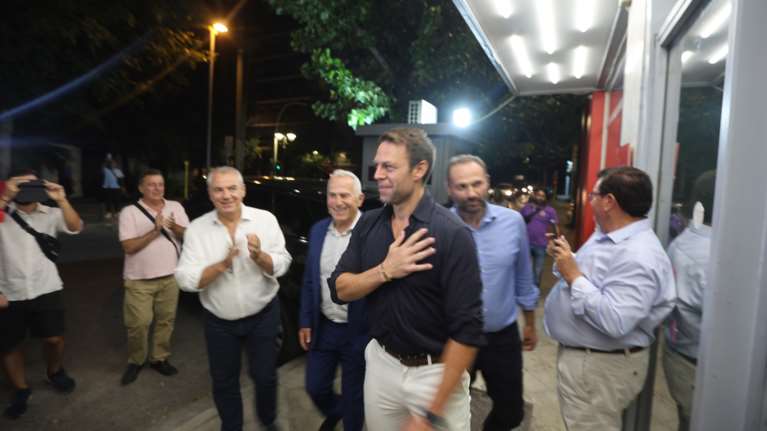 Χαμός στο Twitter με τον ΣΥΡΙΖΑ: &quot;Ήρθε από την Εκάλη και το Μαϊάμι και τους πήρε το κόμμα μέσα από τα χέρια&quot;