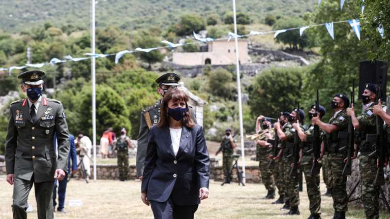 Στο Σούλι η Κατερίνα Σακελλαροπούλου και η Γιάννα Αγγελοπούλου, για την επέτειο του Ολοκαυτώματος