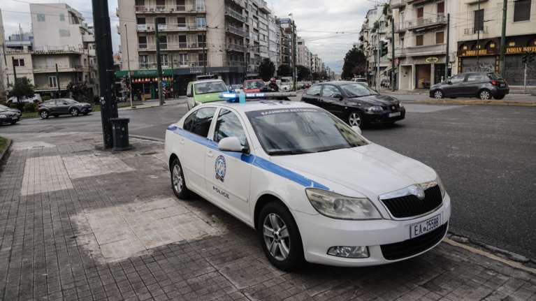 Αυτό είναι το νέο ηχητικό μήνυμα σε 10 γλώσσες που ακούγεται από τα περιπολικά στους δρόμους της χώρας [βίντεο]