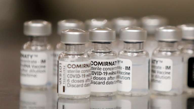 Το ΕΚΠΑ εξηγεί και ξεκαθαρίζει: Τα εμβόλια της COVID-19 δεν αλλάζουν το DNA μας - &quot;Αβάσιμος ο φόβος&quot;