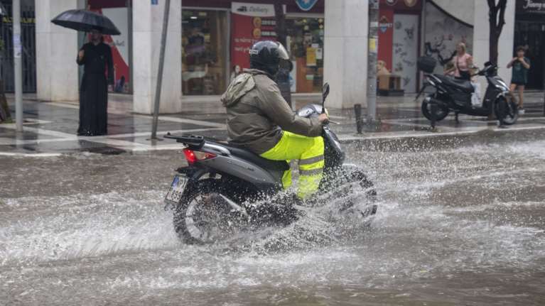 Κακοκαιρία Eva: Συνεχίζει την επέλαση στη χώρα - Σε ποιες περιοχές χτύπησε, πότε φτάνει στην Αττική