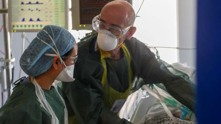 Κορονοϊός: Μετά τους γάμους, εστίες υπερμετάδοσης και τα νοσοκομεία - Κρίσιμο το Σαββατοκύριακο