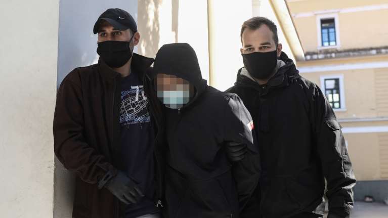 Φονικό στην Αγία Βαρβάρα: Προφυλακίστηκε ο 16χρονος - &quot;Αν το έκανε να καταδικαστεί&quot; λέει ο πατέρας του [Βίντεο]