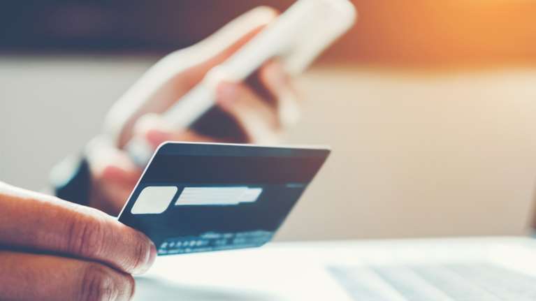 Τα ψιλά γράμματα για τις μειώσεις στις τραπεζικές χρεώσεις - Τα 7 μέτρα για πληρωμές, μεταφορές και αναλήψεις