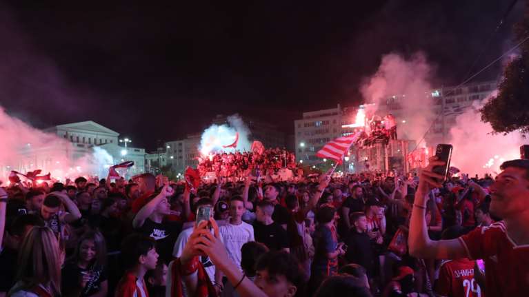 Ο Ολυμπιακός έγραψε ιστορία - Κατέκτησε το Conference League - Στον έβδομο ουρανό οι ερυθρόλευκοι - Ξέφρενοι πανηγυρισμοί σε όλη τη χώρα