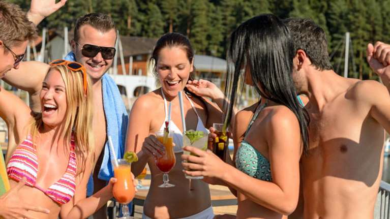 Freedom pass και καλοκαιρινές διακοπές: Πώς θα λειτουργεί η κάρτα των 150 ευρώ για τους νέους 18-25 ετών που θα εμβολιαστούν