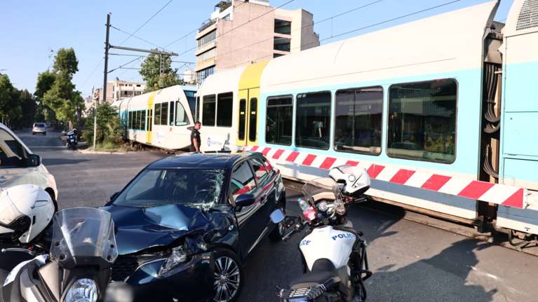 Τροχαίο στην Ιερά Οδό: Αυτοκίνητο παραβίασε τις μπάρες και συγκρούστηκε με τρένο [Εικόνες]