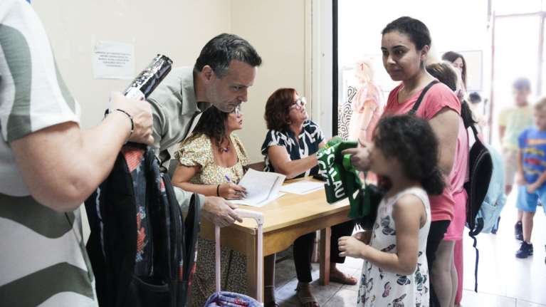 Δήμος Αθηναίων: Σχολικά είδη σε 1.500 μαθητές ευάλωτων οικογενειών