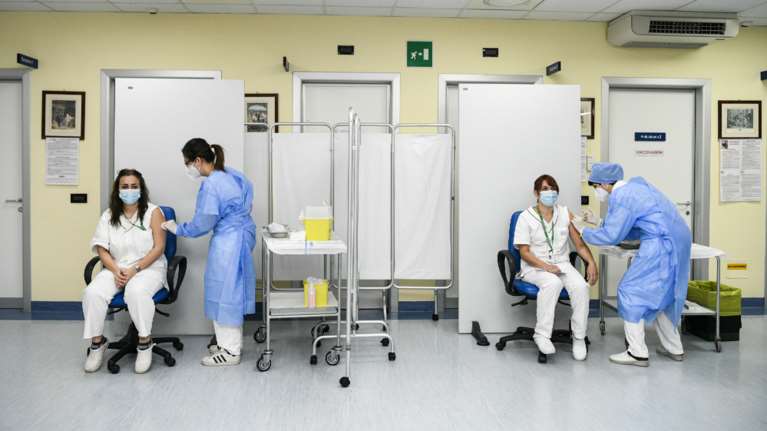 Εμβόλιο: Η Ιταλία θα κινηθεί νομικά κατά της Pfizer για την καθυστέρηση της β&#39; δόσης